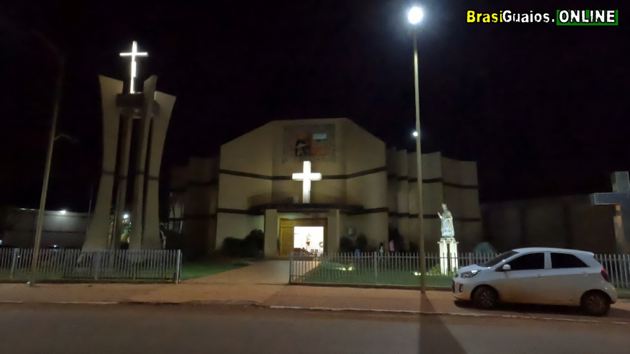 IGREJA MATRIZ DE SAN ALBERTO ILUMINADA À NOITE EM 2025